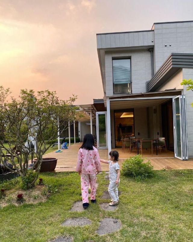 49岁李英爱带孩子玩，9岁龙凤胎身高到妈妈肩膀，女儿可爱漂亮