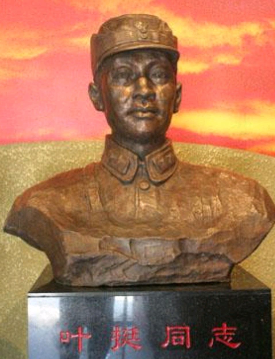 55年大授衔：主席不当大元帅，粟裕等让帅自降级