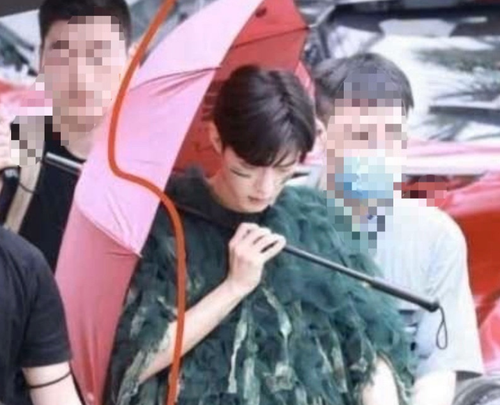 肖战复工综艺，从路透照看肖战，状态不错有些“憨”，期待回归