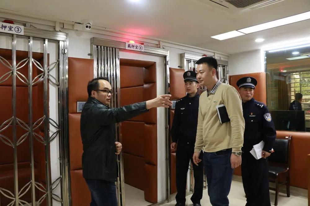 市中院领导到鹿寨法院检查指导 “六专四室”建设情况及法庭安保工作