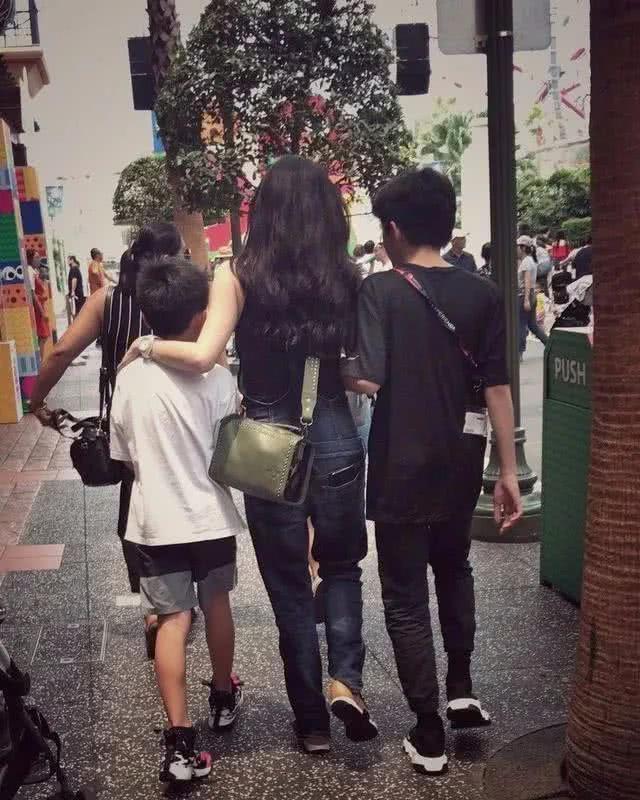 张柏芝抱小儿子超市购物，否认怀第四胎，自曝正式封肚不再生育