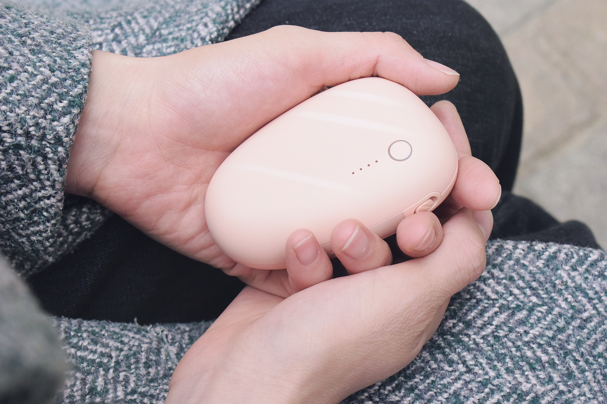 冬日里的优乐美暖手又温心紫米暖手充电宝