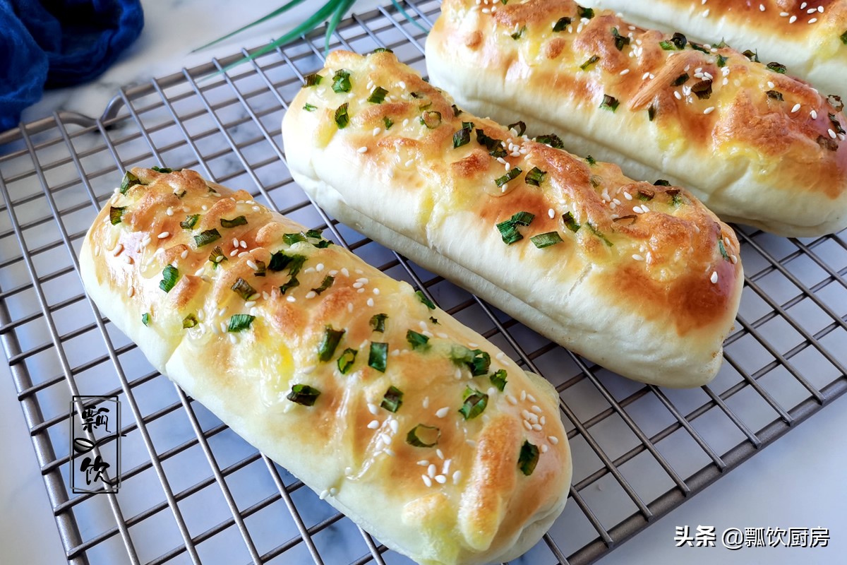 美味面包也能做之有易，简单一卷，撒上料，咸甜有度，早餐的挚爱