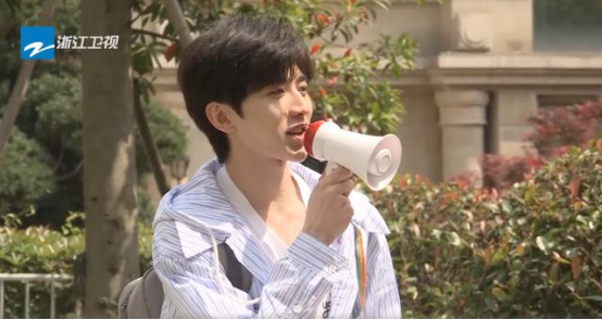 《奔跑吧》蔡小葵出任导游，不料遭“暴打”，