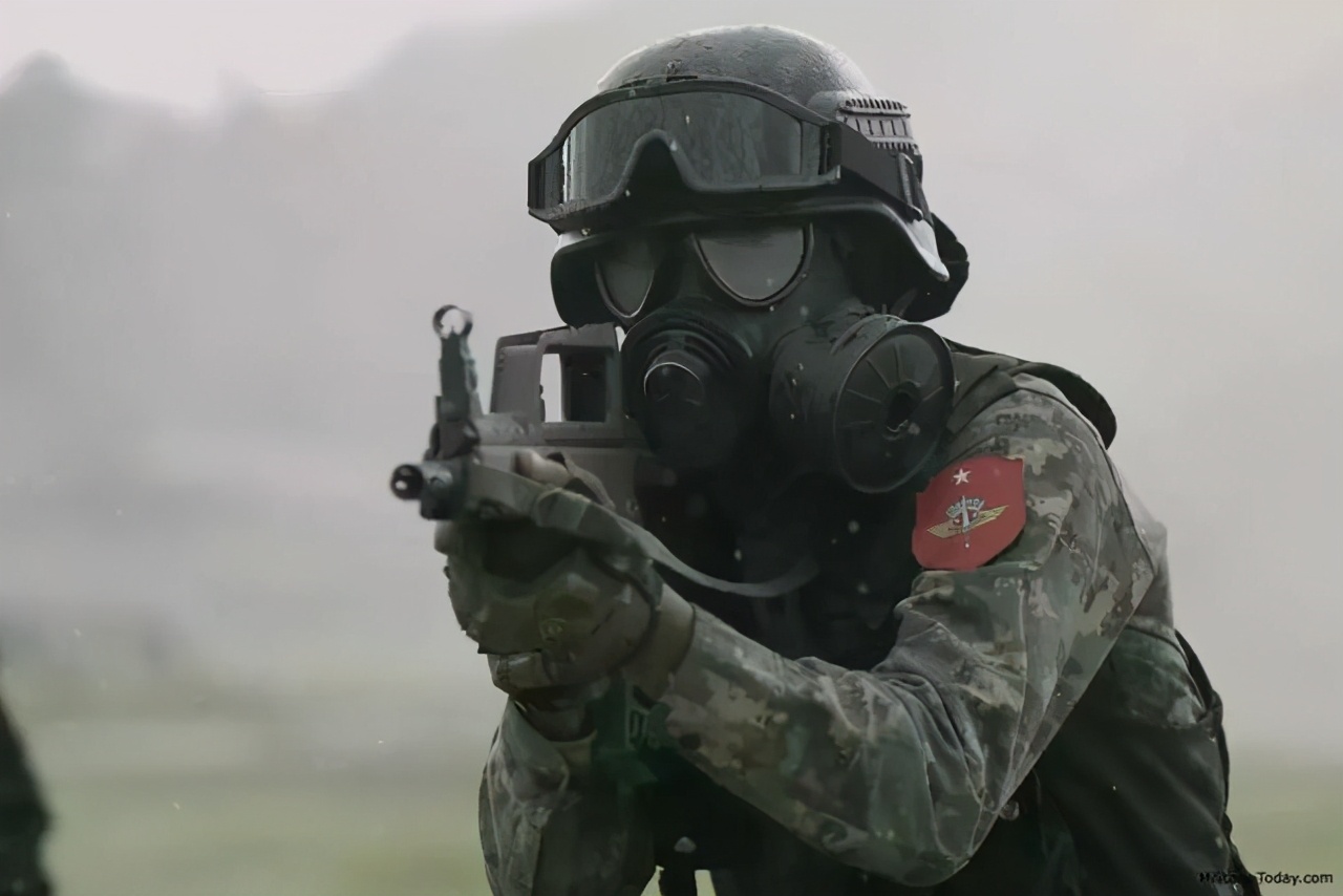 清一色97式步枪，一支如果不是臂章：你可能以为是解放军的军队