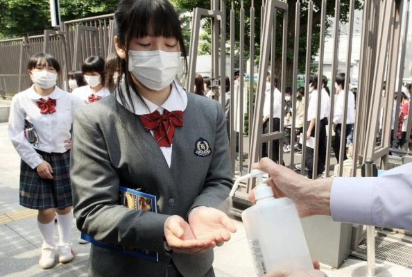 又一短命首相？菅義偉帶頭違反防疫令犯眾怒，能否干滿一年成懸念