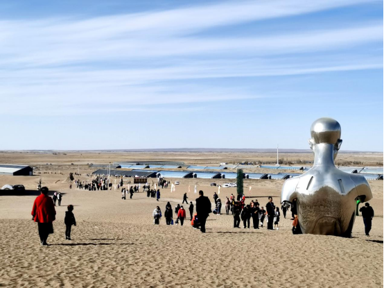 甘肃省民勤县：春节假日 沙漠雕塑国际创作基地迎来旅游高峰