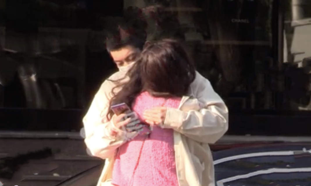 杜江夫婦在街邊等車，霍思燕投進老公懷裡取暖，感情恩愛羨煞旁人