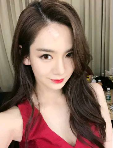 王思聪第一次见戚薇向其告白，被戚薇调侃：你