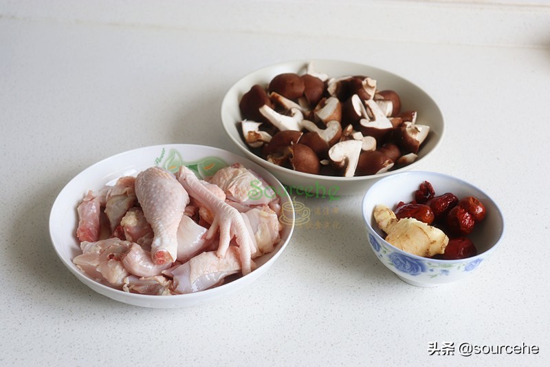 煲雞湯加這三種食材，熱乎乎暖暖的，很適合長輩喝，尤其冬天
