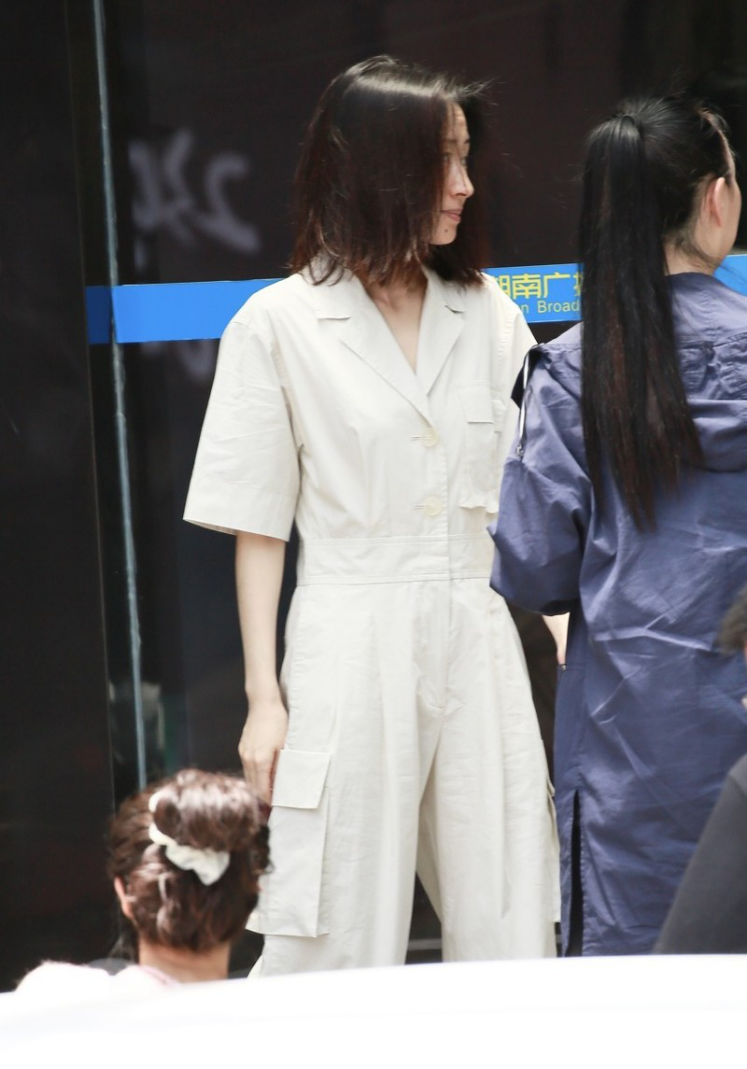 刘敏涛一身“女团装”录综艺，素颜状态显憔悴，但依旧有气场