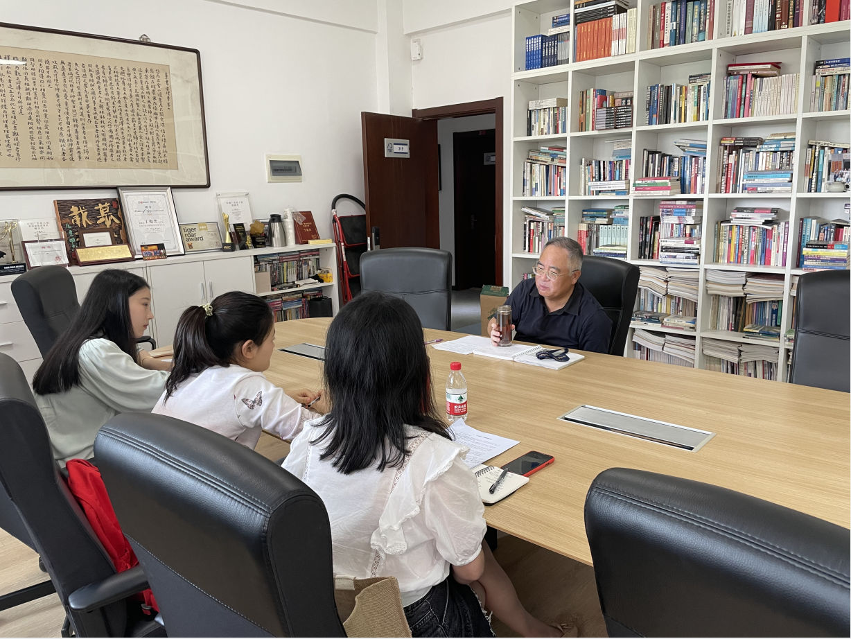 中國(guó)傳媒大學(xué)教授給博士生上課提及《三翼鳥》