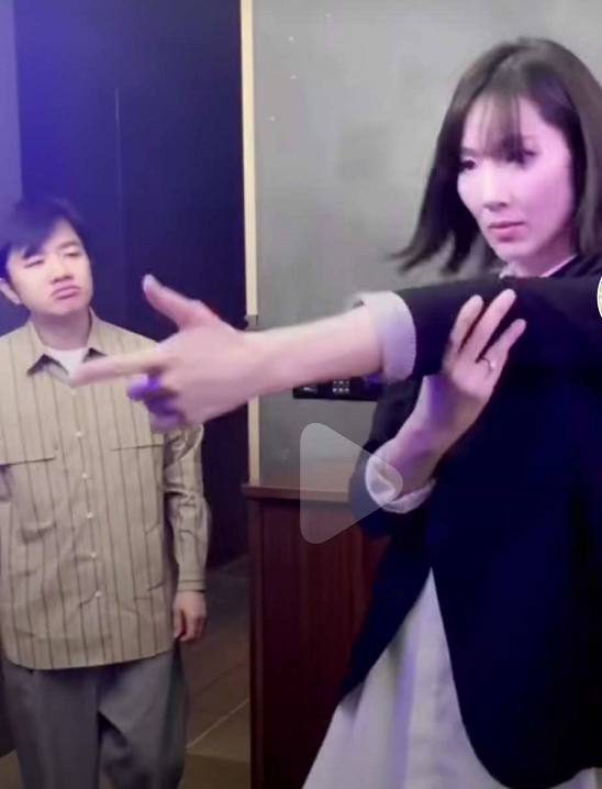 李亚男挺孕肚热舞，全程扭腰摆臀甩头动作超大，网友：小心宝宝