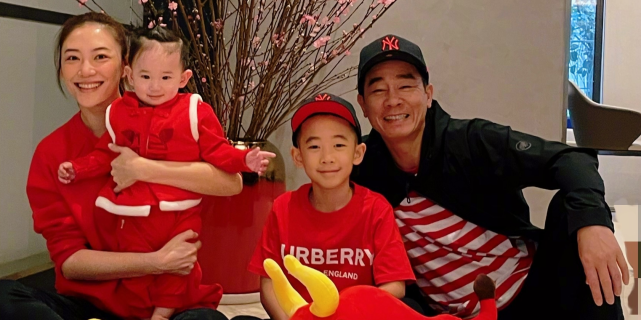 應采兒爸爸六一曬倆外孫，Jasper陪弟弟玩遊戲，畫面溫馨有愛