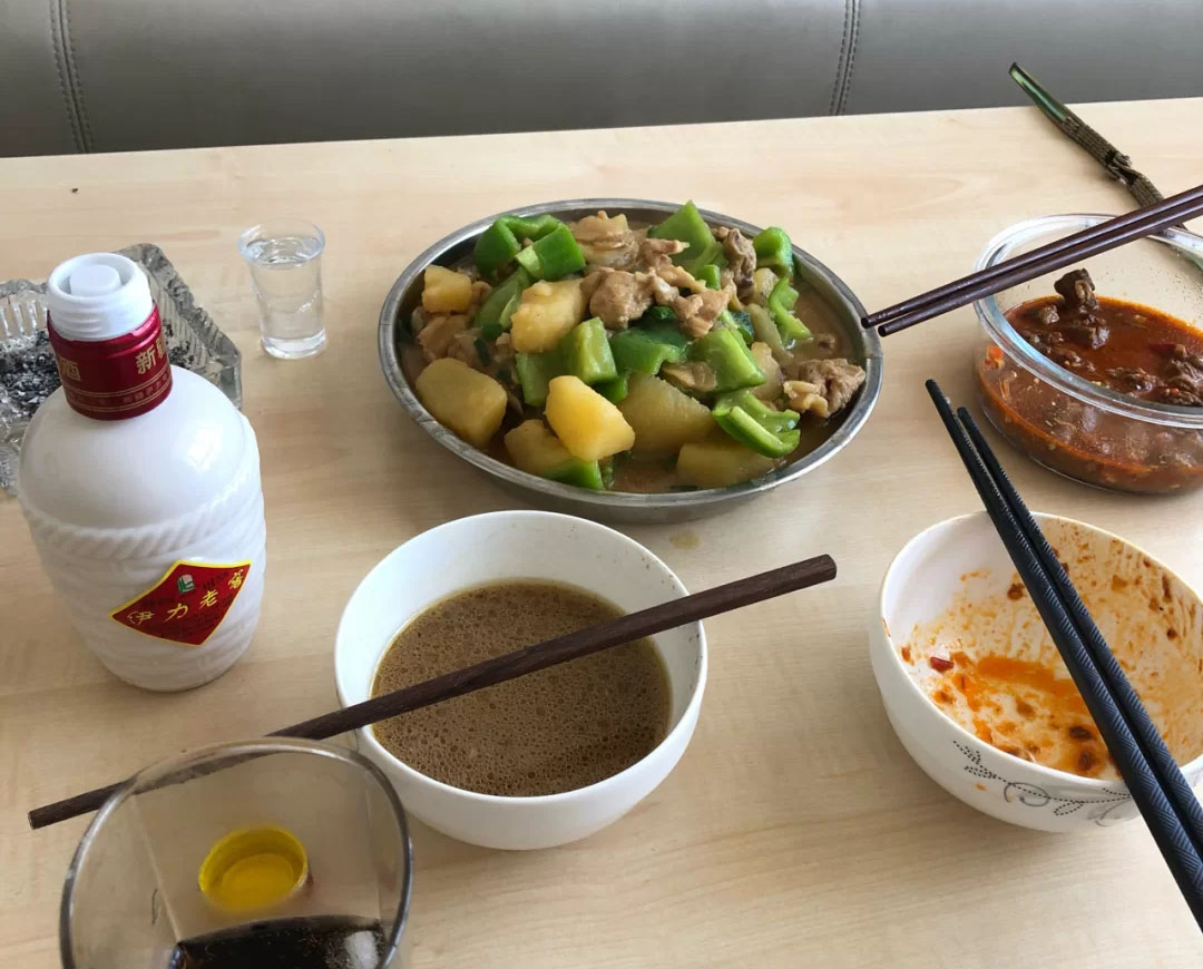 “新疆一哥”-伊力老窖，配羊娃子肉，当地人的