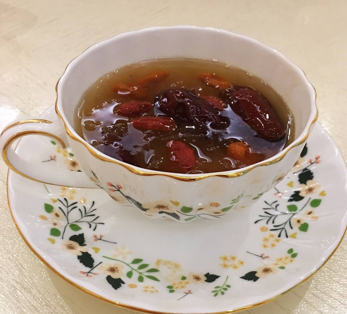 教你一款美味的銀耳紅棗湯，每天喝上一碗，美容養(yǎng)顏氣色好！