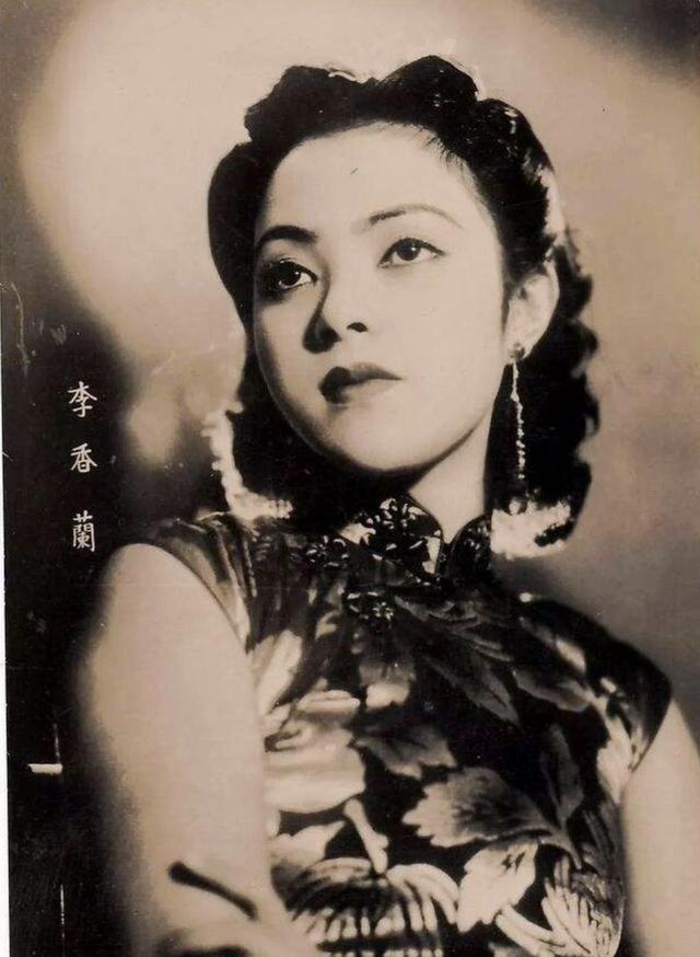 這個(gè)女漢奸在槍決前才發(fā)現(xiàn)是個(gè)日本人，她的歌曲中國人都耳熟能詳