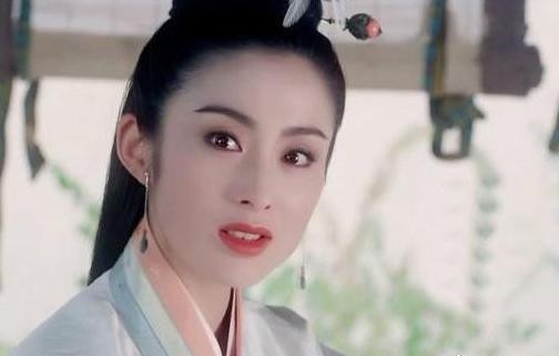 53岁张敏重现经典古装造型，一袭白裙身材超好，网友：永远的女神