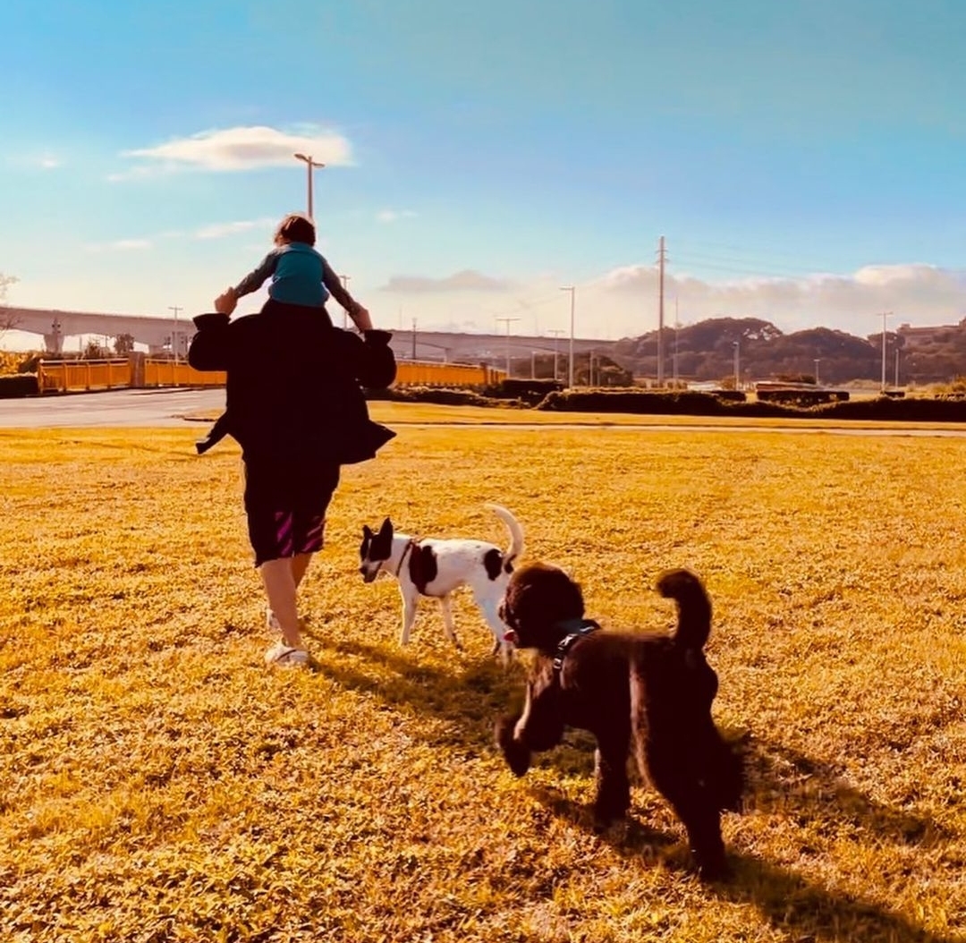 周杰倫衣服上奶茶圖案太逼真，兒子假裝用吸管品茶，畫面詼諧有趣