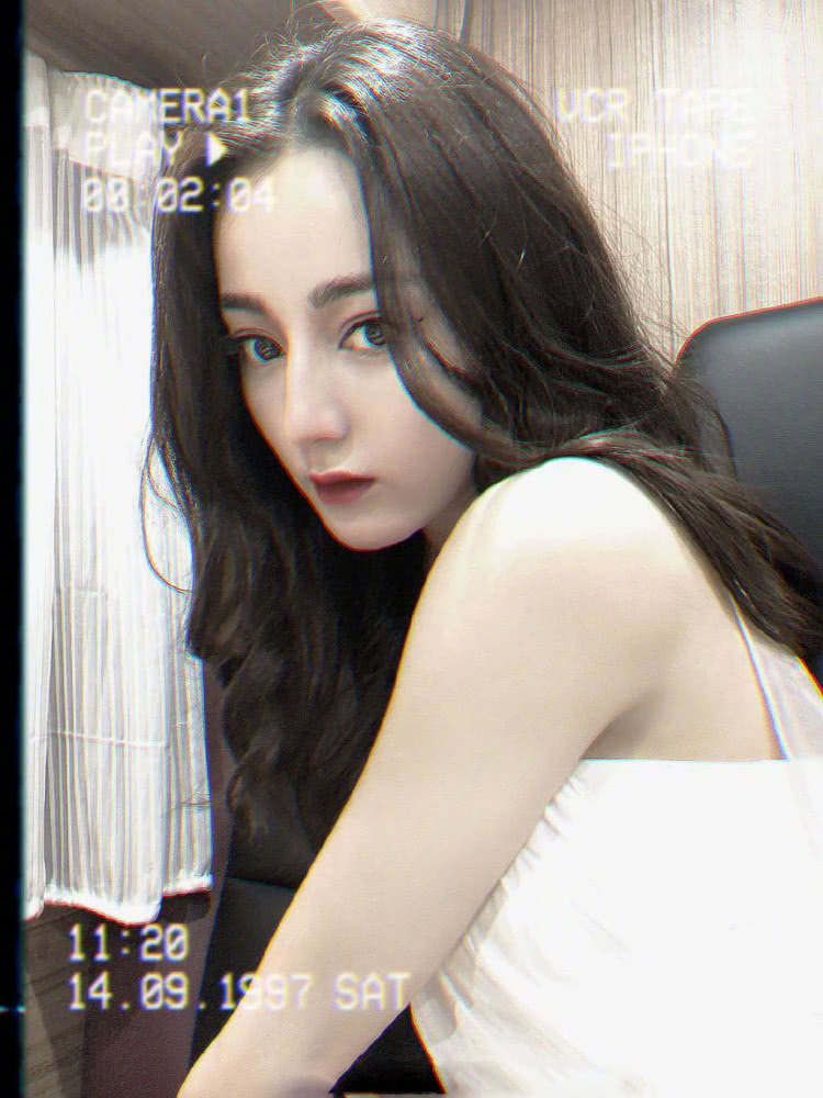 迪丽热巴连晒18张自拍照，御姐和可爱画风百变，对镜放闪超撩人