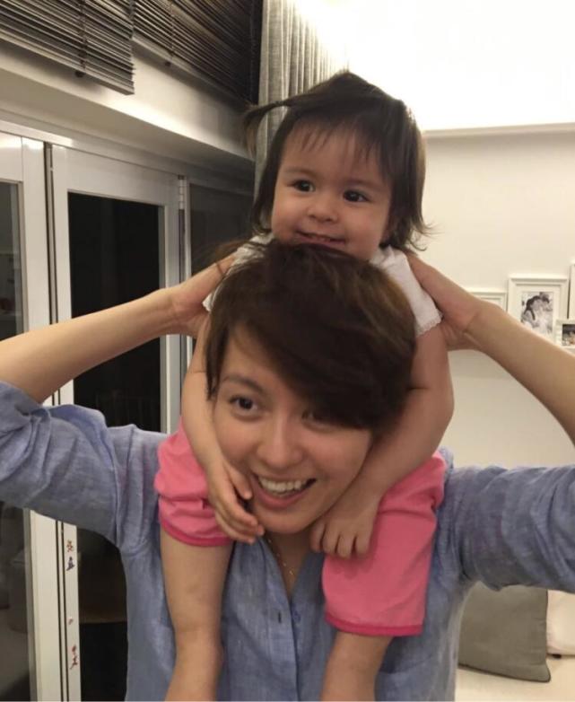 梁咏琪一家三口散步，6岁女儿身高快到妈妈肩膀，五官精致超漂亮