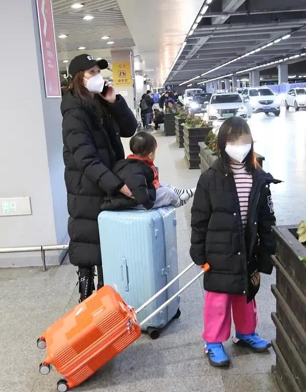 蔡少芬带三娃出行，1岁儿子见镜头露灿笑，俩女