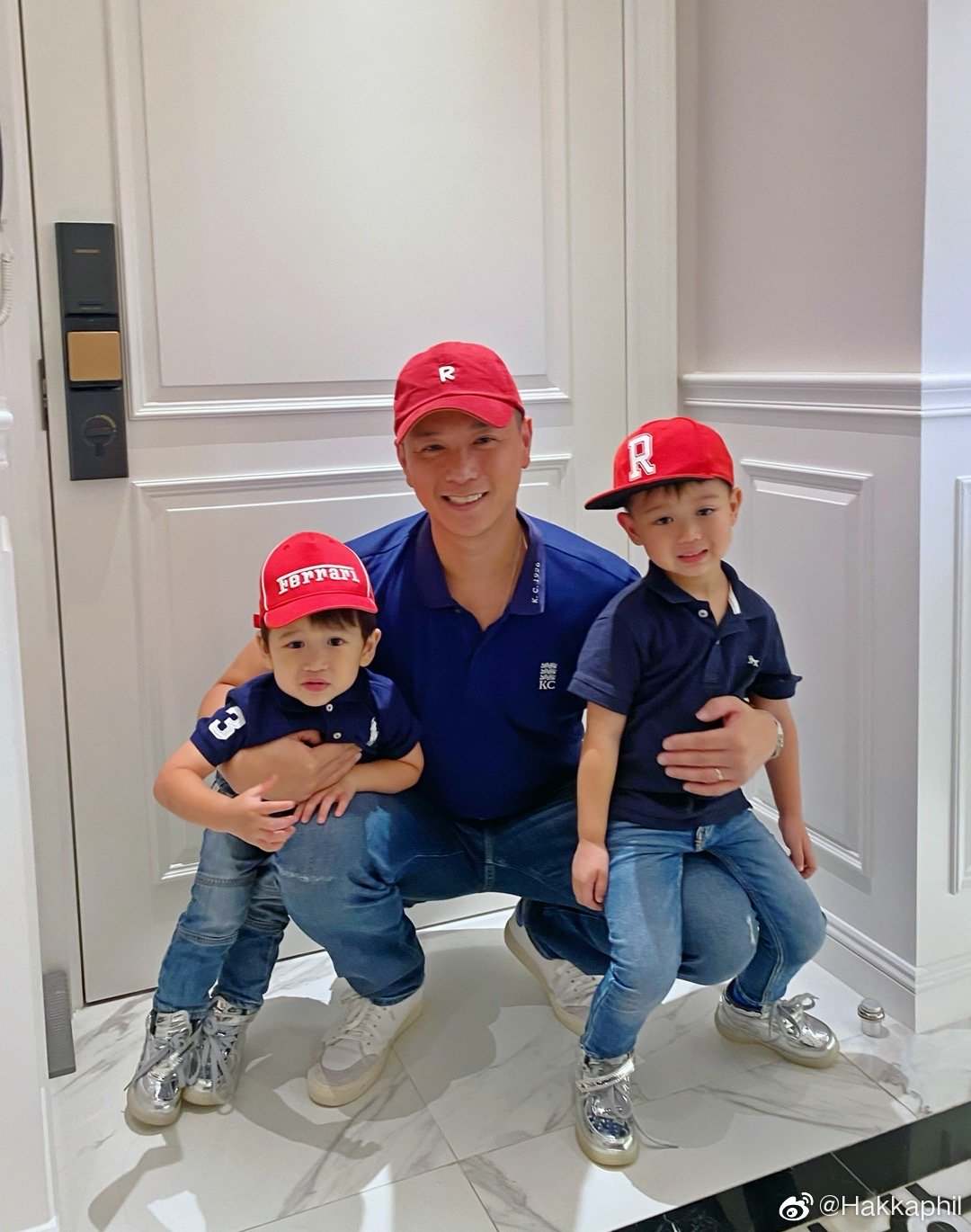 幸福感满满！胡杏儿疑似带二子回家团聚，老公开心晒亲子装