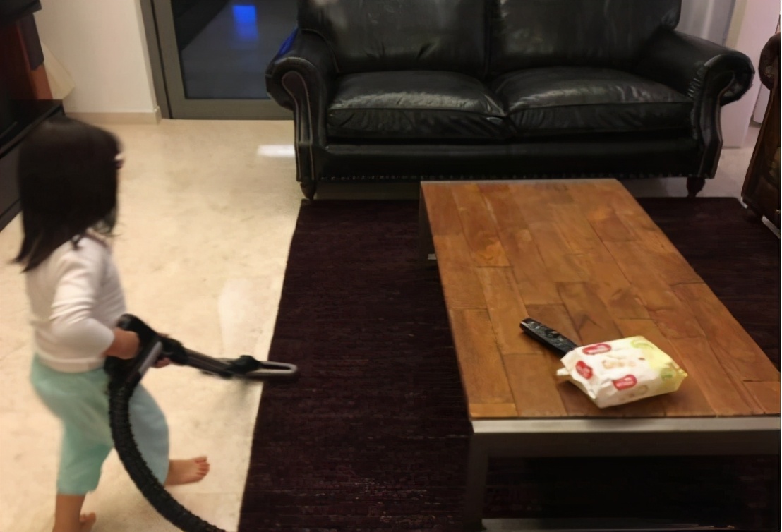 帶你參觀蔡少芬住的豪宅，孩子們都在地上玩，家里幹淨得像樣板房