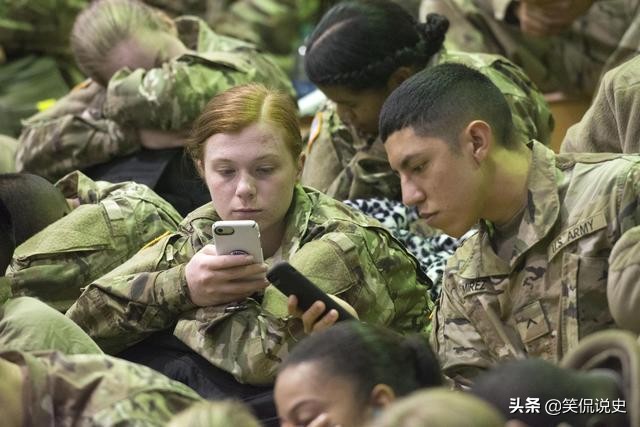 军人为啥不能随便玩手机？士兵的一张自拍照，竟让国家损失上百亿