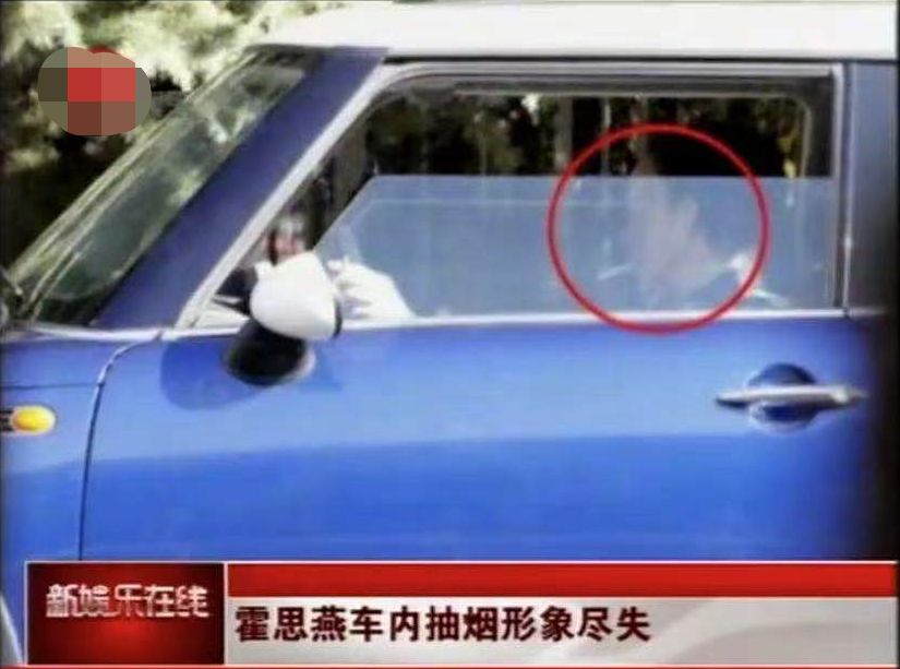 霍思燕室内抽烟被拍，40岁不修边幅姿势老练，烟