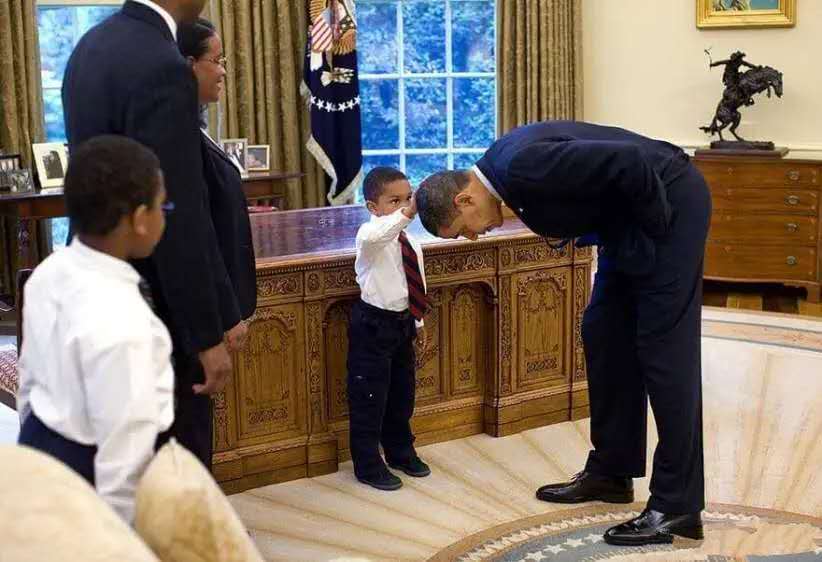 同是逗小孩，奥巴马卖萌哄得孩子笑哈哈，特朗普抱俩娃画风大不同