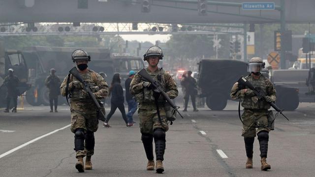 调转枪口！特朗普警告骚乱者：市长无能，将派