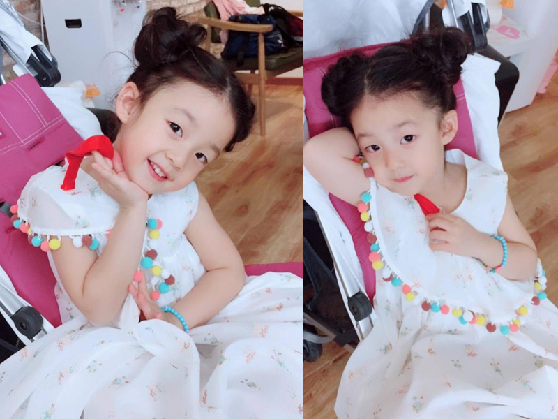 刘畊宏女儿幸好没长歪！丸子头到长卷发美到不敢认，长大还得了？