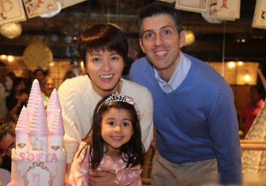 有种“混血”叫梁咏琪女儿，五官精致似洋娃娃，美貌完全不输妈妈