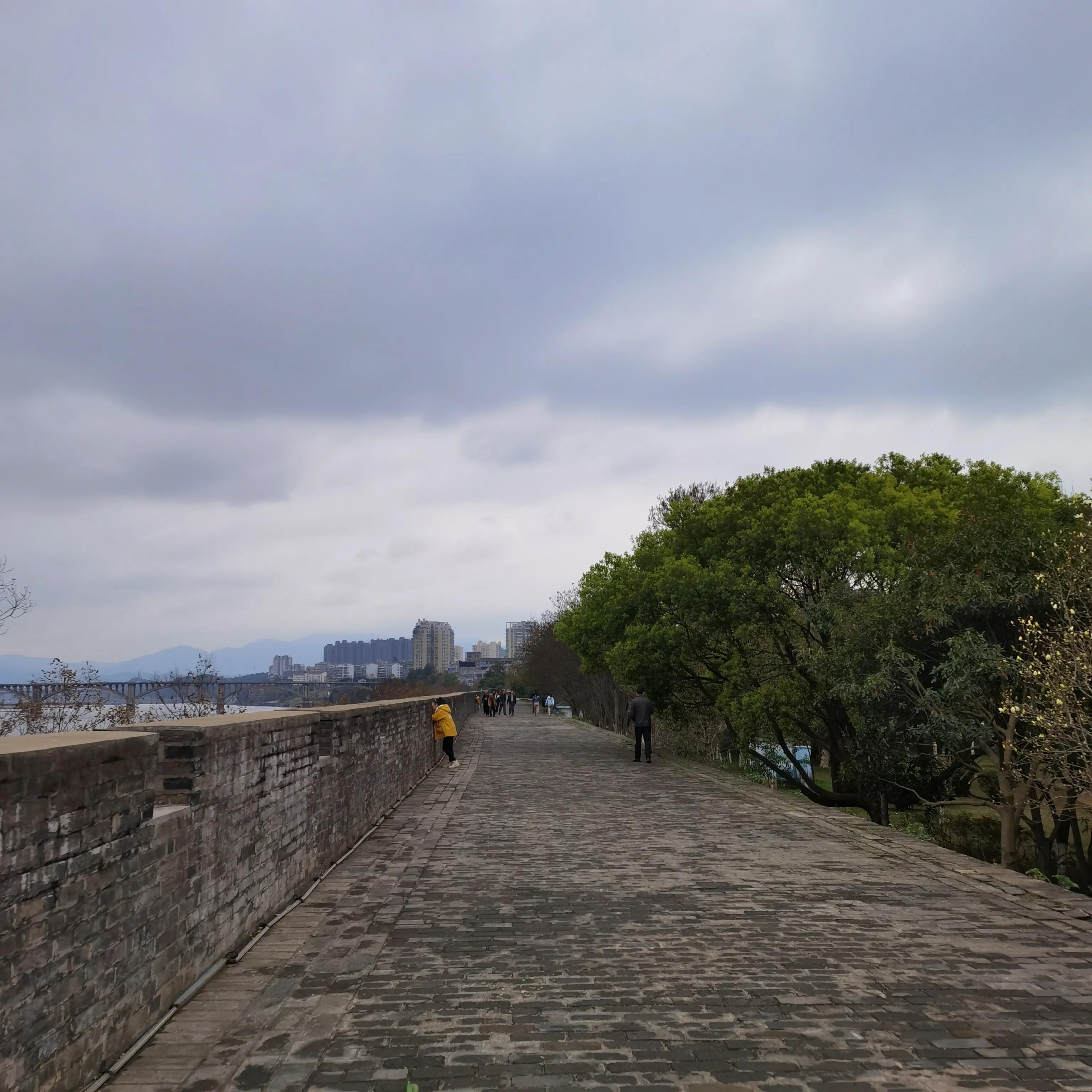 感谢有识之士富于远见，才得以完好保护赣州古城墙面貌，成为江南宋城一道倩丽风景线