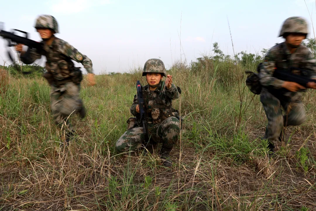 就是这么帅！77集团军小女兵，肩扛新型便携式导