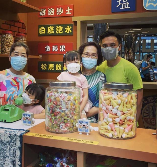 熊黛林老公带家人逛街，双胞胎女儿扎双麻花辫，手拉手拍照好有爱