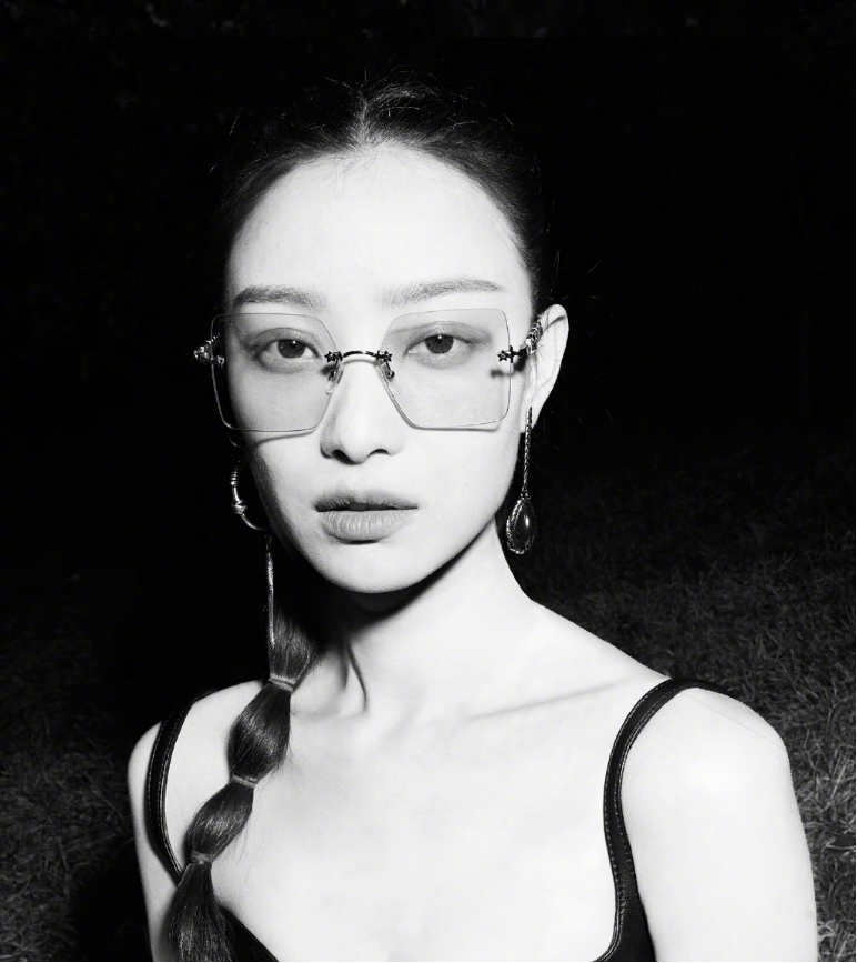 倪妮最新时尚硬照来袭，“富贵”造型太奢了，一般人真驾驭不了