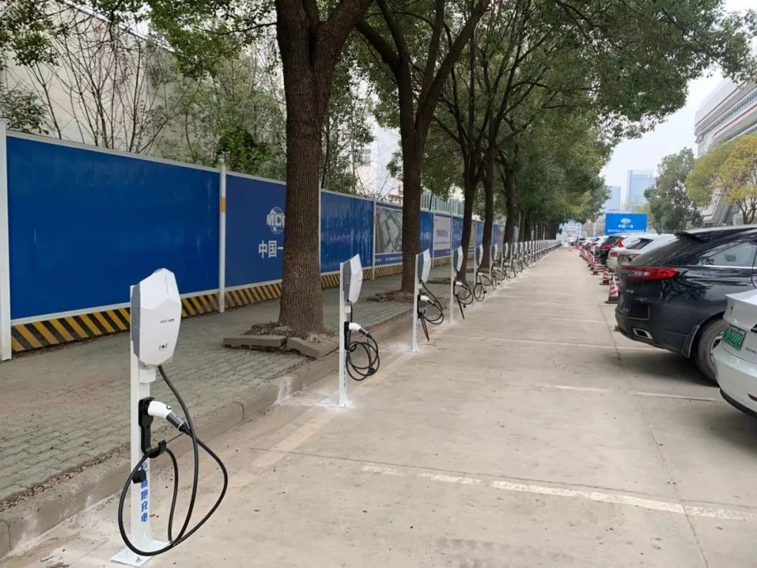 助力“新基建”——武漢經開人工智能科技園充電樁展風采