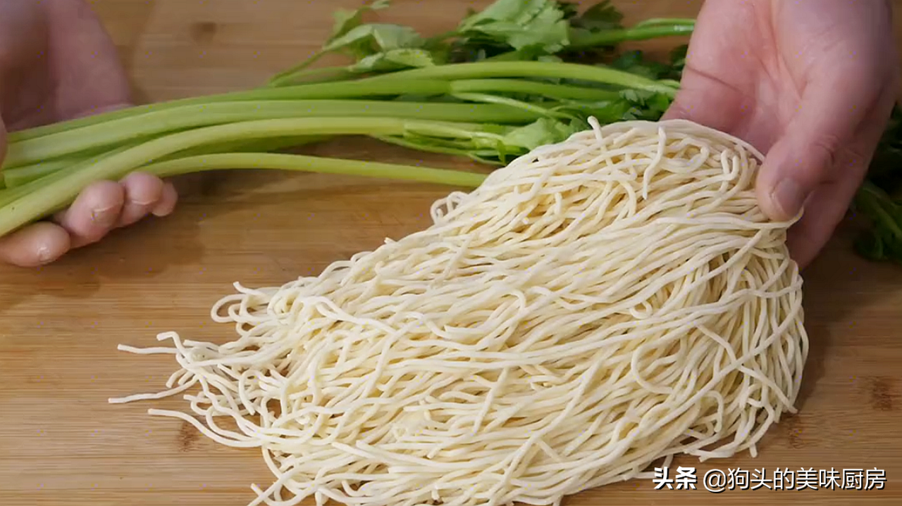 麵條別煮著吃了，教你一個做法，我家一周能吃上6回，比肉還香
