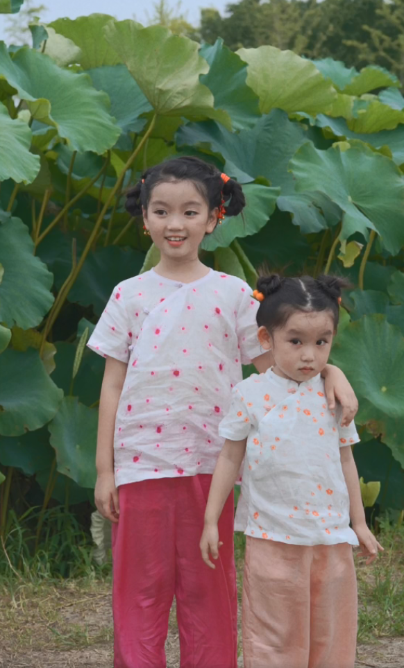 阿拉蕾与妹妹拍大片，近照又黑又瘦全程一个表情，不如妹妹有灵气