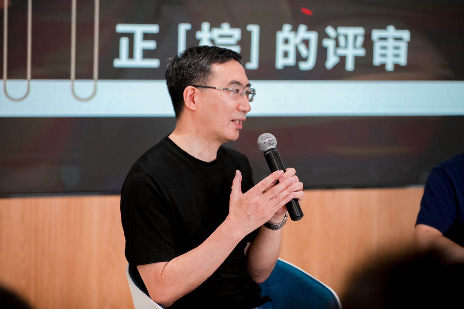 零跑朱江明亲自驾驶PPV阶段C11带首席批评官试乘