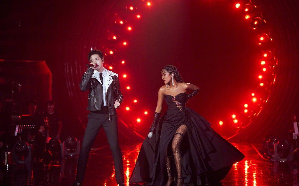 《歌手》帮唱又变帮倒忙，周深米希亚被安排，