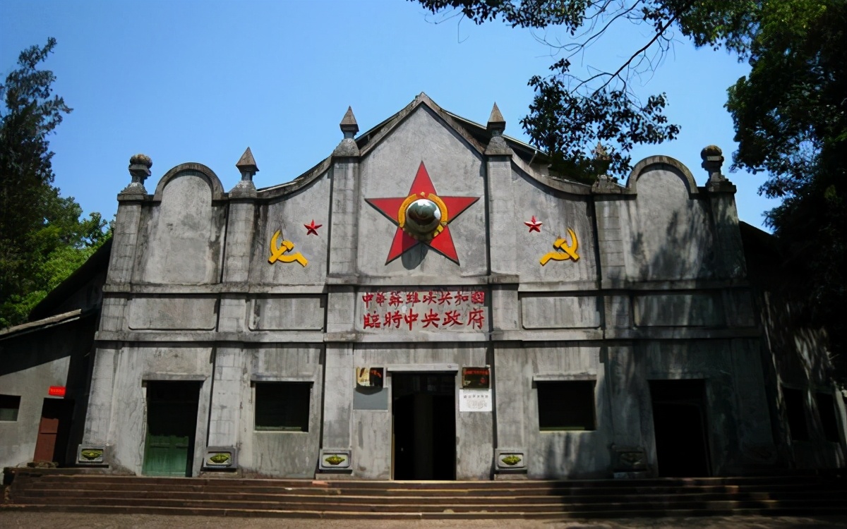 1950年，一老汉将儿子坟墓里的书籍上交，党组织：国家一级文物