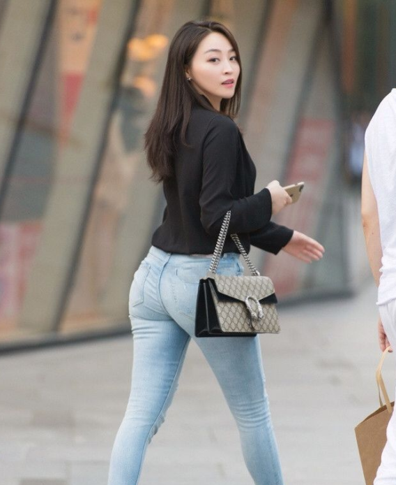 曾与刘强东传出绯闻，颜值出众身材妖娆，网友