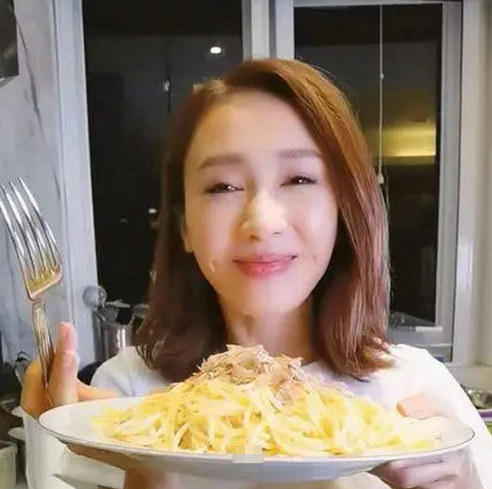 49岁黎姿晒和老公近照状态好,一盘面为什么那么贵？