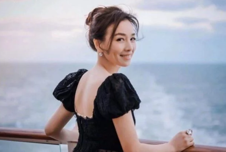 张庭很忌讳别人说她小三,小明星后台说闲话,