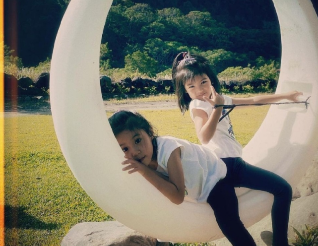 贾静雯4岁女儿波妞给妈妈做礼物，并嘟嘴献吻，颜值解封越长越美