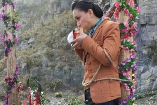 身价上亿明星片场吃饭姿势，张一山蹲着，彭于晏坐地上，她最心酸