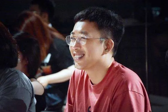 夸AB却误伤陈妍希，7年前被男演员殴打的于正真